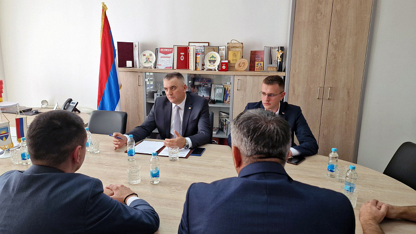 ПЕЛАГИЋЕВО, 10. ОКТОБРА /СРНА/ - Предсједник Владе Републике Српске Саво Минић разговара у Пелагићеву са начелником Славком Тешићем о питањима битним за развој ове општине.