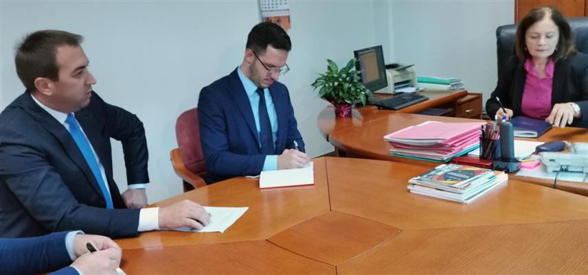 ТЕСЛИЋ, 10. ОКТОБРА /СРНА/ - Министар правде Републике Српске Горан Селак изјавио је да је задовољан радом Основног суда у Теслићу у којем је за девет мјесеци ријешено 76 одсто предмета.