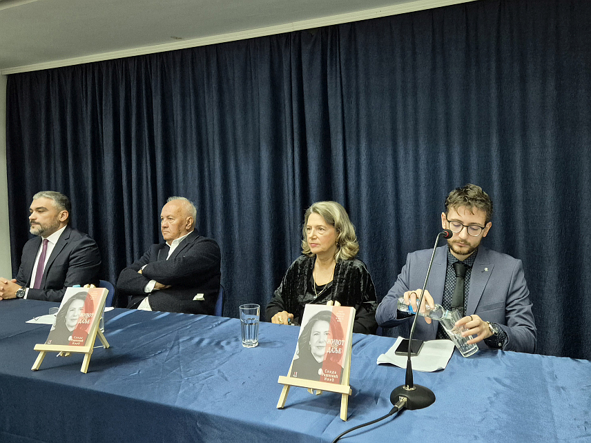 ПАЛЕ, 10. ОКТОБРА /СРНА/ - На Палама је вечерас промовисана књига "Живот иде даље" аутора Санде Рашковић Ивић, која говори о губитницам, боли, исцјељењу, али и љубави као покретачкој снази.