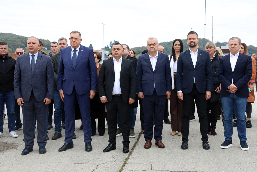 ЛАКТАШИ, 11. ОКТОБРА /СРНА/ - У насељу Трн у Лакташима данас је озваничен почетак обнове магистралног пута Клашнице-Бањалука, чија је вриједност готово 12 милиона КМ, а догађају присуствује предсједник Републике Српске Милорад Додик./Фото - Борислав Здриња/