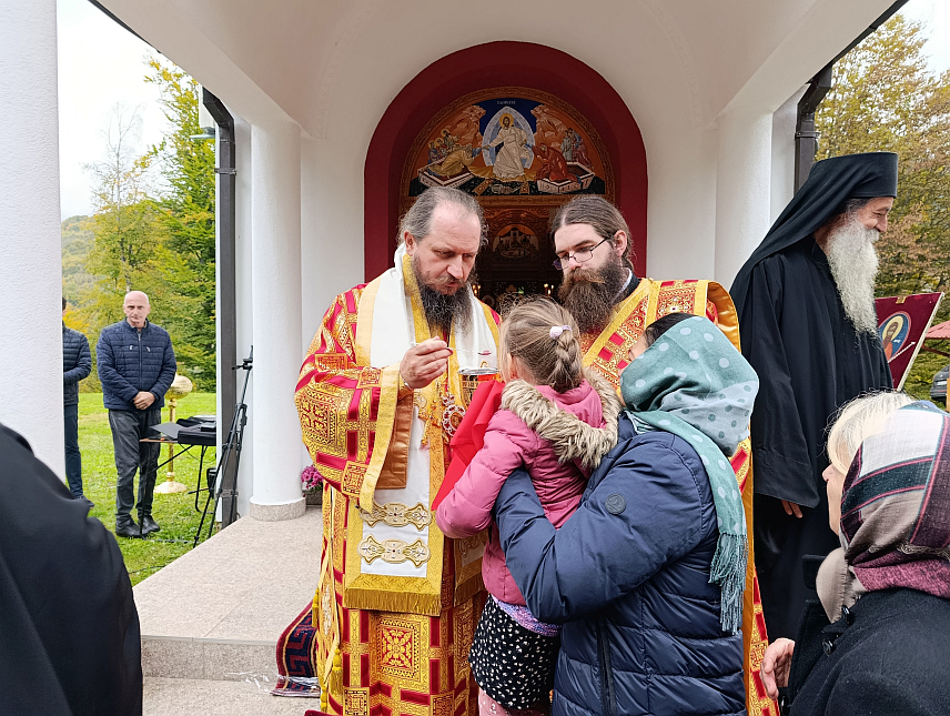 МРКОЊИЋ ГРАД, 11. ОКТОБРА /СРНА/- Његово преосвештенство епископ бихаћко-петровачки Сергије служио је данас на празник светих преподобномученика медљанских Серафима, Авакума и Мардарија коју манастир Медна код Мркоњић Града прославља као своју крсну Свету архијерејску литургију, којој је присуствовао велики број вјерника.