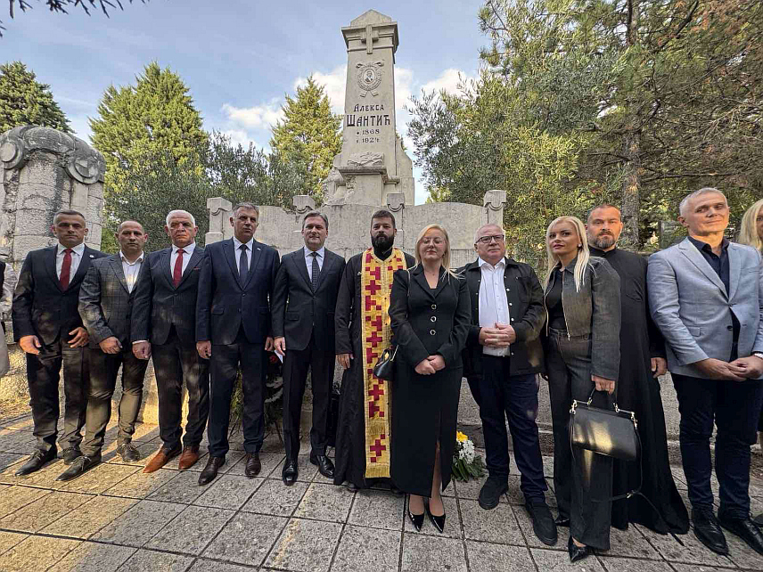 МОСTАР, 11. ОКTОБРА /СРНА/ - Полагањем вијенаца на споменик пјеснику Алекси Шантићу и свечаном академијом у Саборној цркви Свете Tројице у Мостару почела је међународна манифестација "Шантићеве вечери поезије".
