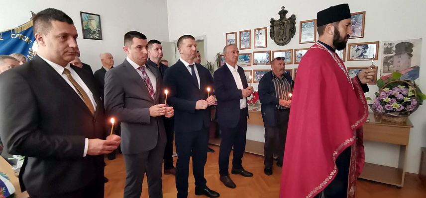 ПЕТРОВО, 12. ОКТОБРА /СРНА/ - Mинистар трговине и туризма Денис Шулић заједно са начелником општине Петрово Озреном Петковићем положио је цвијеће у Спомен-соби погинулим борцима Војске Републике Српске.