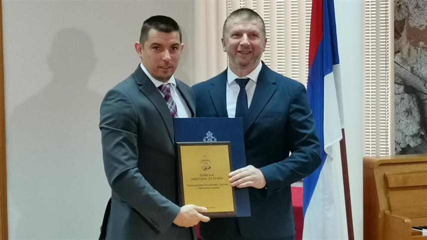 ПЕTРОВО, 12. ОКTОБРА /СРНА/ - На свечаној сједници Скупштине општине Петрово највише признање Повеља општине додјељено је предсједнику Републике Српске Милораду Додику,ово високо признање преузео је министар трговине и туризма Републике Српске Денис Шулић.	

