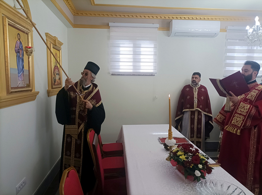 КОТОР ВАРОШ, 12. ОКТОБРА /СРНА/ - Његово високопреосвештенство митрополит бањалучки Јефрем освештао је данас парохијски дом у дворишту Храма Светог великомученика кнеза Лазара у Забрђу.