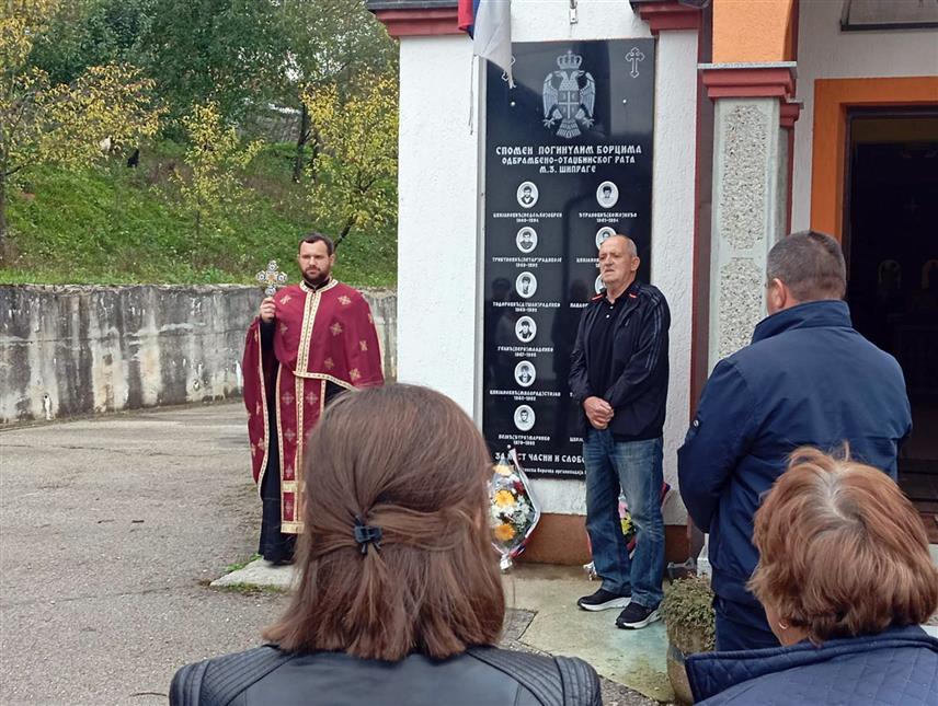 КОТОР ВАРОШ, 12. ОКТОБРА /СРНА/ - У мјесној заједници Шипраге данас је служен парастос за 12 погинулих бораца Војске Републике Српске /ВРС/ у одбрамбено-отаџбинском рату.