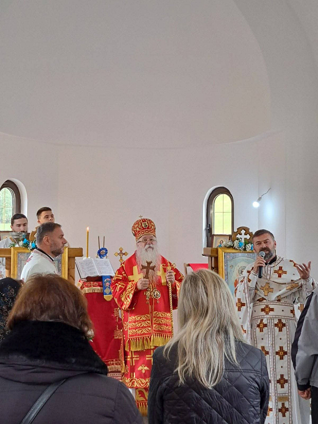 СОКОЛАЦ, 12. ОКТОБРА /СРНА/ - Његово високо преосвештенство митрополит дабробосански Хризостом служио је данас прву свету архијерејску литургију у новоизграђеном храму Светих Козме и Дамјана у селу Баре на Романији.