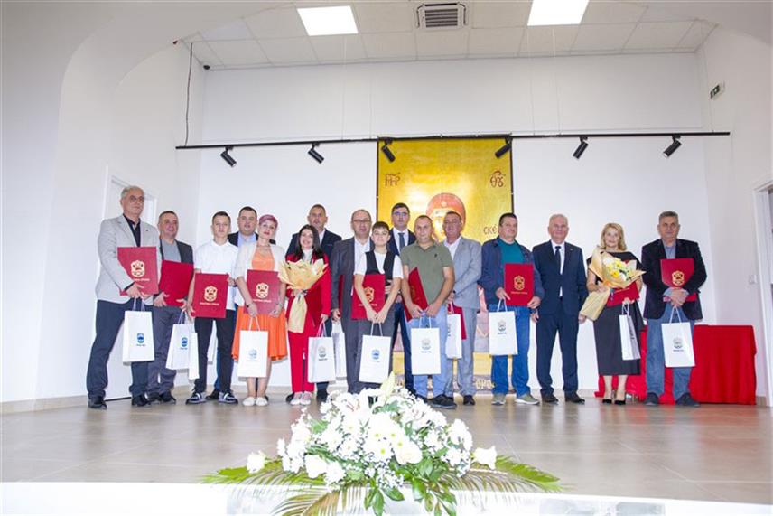 СРБАЦ, 12. ОКТОБРА /СРНА/ - Повеља општине Србац уручена је данас Радио Српцу на свечаној сједници Скупштине општине, која је први пут одржана у оквиру обиљежавања крсне славе Покрова Пресвете Богородице и Дана општине Србац.