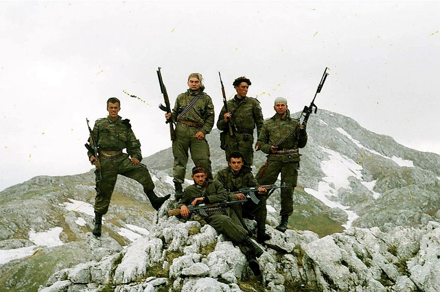 САРАЈЕВО, 12. ОКТОБРА /СРНА/ - Почетком љета 1993. године ситуација на ратишту у БиХ и кретања у међународној јавности указивала су на то да од јединствене БиХ више нема ништа и било је на помолу стварање три нове државе на територији БиХ, оцјена је садржана у Монографији о ратном путу Прве гардијске моторизоване бригаде Главног штаба Војске Републике Српске /Гарда/ чији је аутор Жељко Дакић.