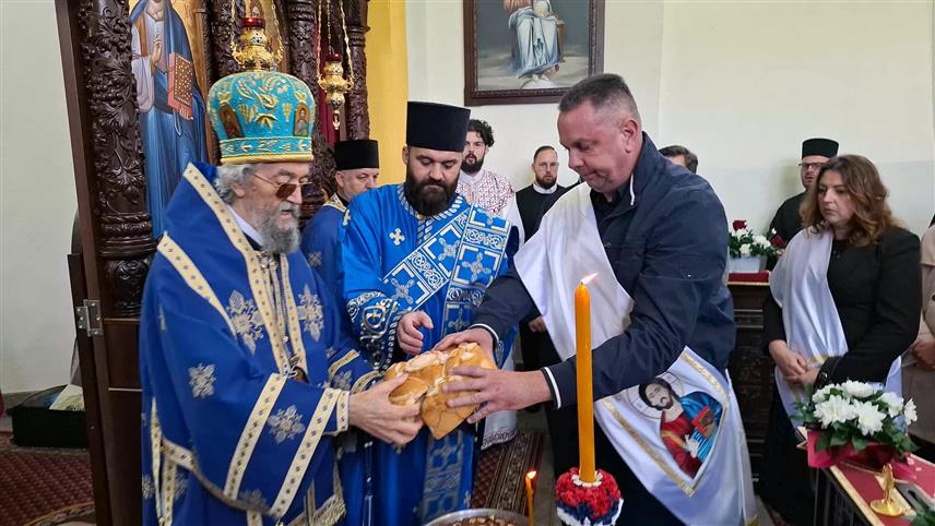 НОВИ ГРАД, 14. ОКТОБРА /СРНА/ - Његово високопреосвештенство митрополит бањалучки Јефрем освештао је данас два нова звона Храма Покрова Пресвете Богородице у Рудицама код Новог Града.	