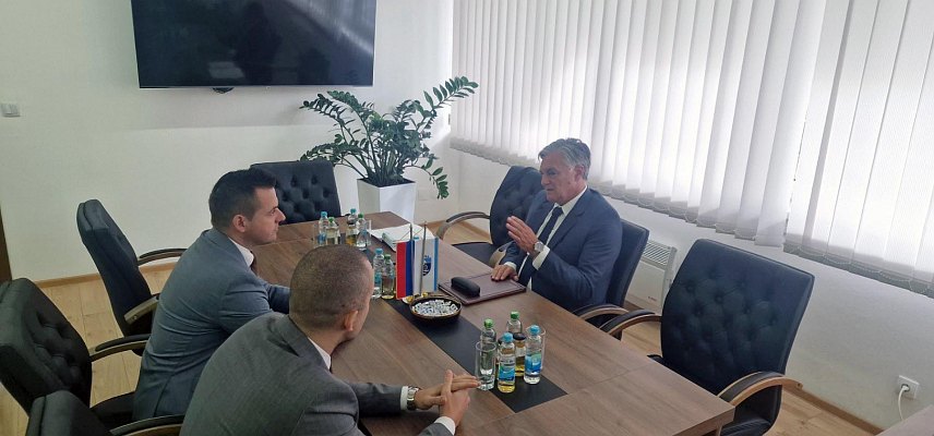 БАЊАЛУКА, 14. ОКТОБРА /СРНА/ - Министар за научнотехнолошки развој и високо образовање Републике Српске Синиша Каран састао се данас са начелником Фоче Миланом Вукадиновићем.	