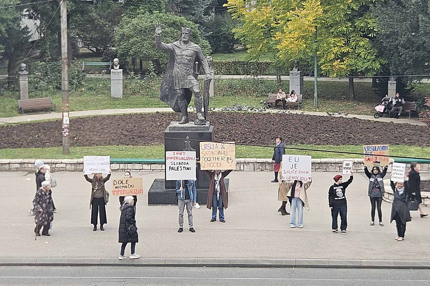 САРАЈЕВО, 14. ОКТОБРА /СРНА/ - Група грађана окупила се данас испред зграде Предсједништва БиХ и исказала незадовољство због доласка предсједника Европске комисије Урсуле фон дер Лајен.