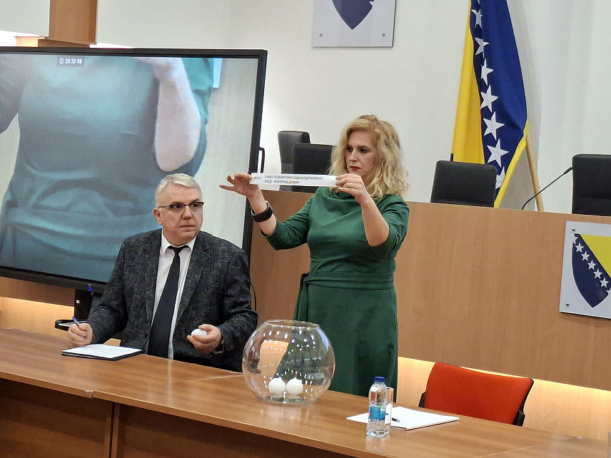 САРАЈЕВО, 15. ОКТОБРА /СРНА/ - СНСД се налази на четвртом мјесту, а СДС на другом мјесту на гласачком листићу за пријевремене изборе за предсједника Републике Српске који ће бити одржани 23. новембра.