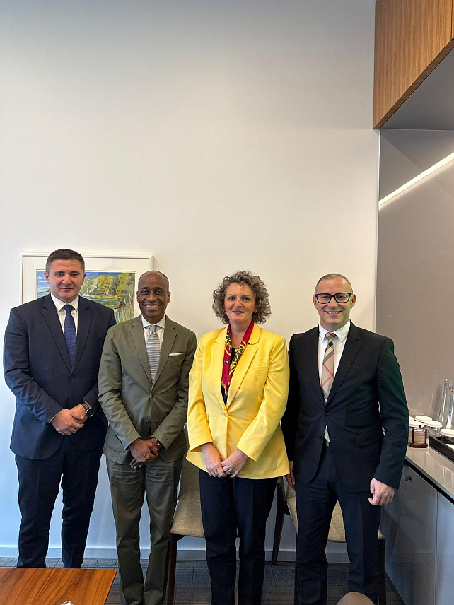 САРАЈЕВО, 15. ОКТОБРА /СРНА/ - Гувернер Централне банке БиХ Јасмина Селимовић разговарала је данас у Вашингтону са потпредсједником Федералних резерви Филипом Џеферсоном. Састанку су присуствовали и члан Управног одбора Централне банке Дарко Томаш и вицегувернер Банке Марко Видаковић.	