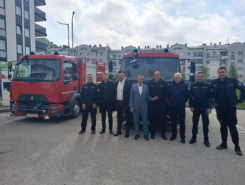 ИСТОЧНО САРАЈЕВО, 15. ОКТОБРА /СРНА/ - У просторијама Републичке управе цивилне заштите у Источном Сарајеву данас је извршена примопредаја по једног ватрогасног возила "рено" територијалним ватрогасно-спасилачким јединицама општина Љубиње и Петрово.