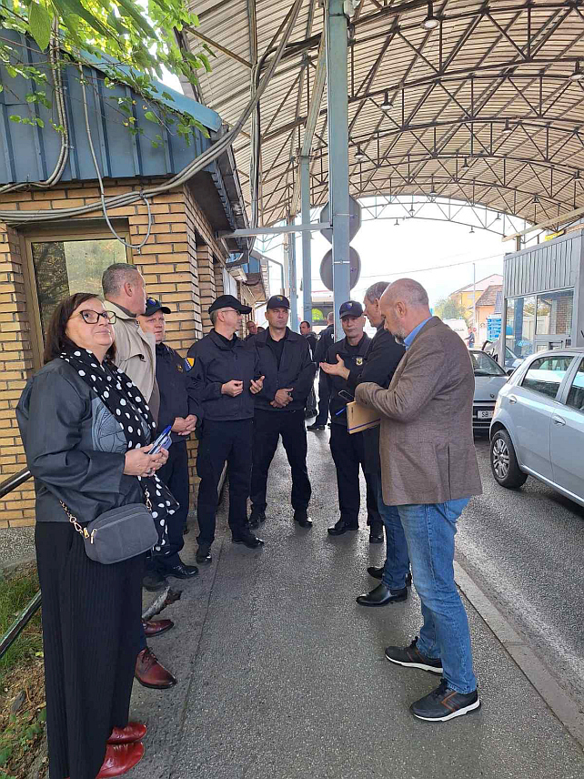 САРАЈЕВО, 16. ОКТОБРА /СРНА/ - Потпредсједник Спољнотрговинске коморе БиХ Вјекослав Вуковић је посјетио граничне прелазе Брод и Градишка у оквиру активности које се односе на спољнотрговинско пословање БиХ са ЕУ.