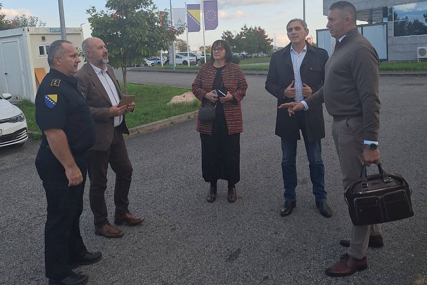 САРАЈЕВО,16. ОКТОБРА /СРНА/ - Услови за смјештај и рад Граничне полиције БиХ су лоши, понегдје и крајње недопустиви, што се директно или индиректно одражава на однос полицијских службеника према грађанима, оцијењено је приликом посјете чланова Одбора за жалбе грађана Парламентарне скупштине БиХ граничним прелазима у БиХ.