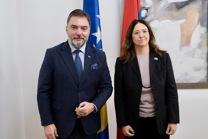 САРАЈЕВО, 16. ОКТОБРА /СРНА/ - Замјеник предсједавајућег Савјета министара Сташа Кошарац данас је у разговору са амбасадором Италије у БиХ Саром Ети Кастелани нагласио да је Милорад Додик предсједник Републике Српске јер је то изборна воља Срба, те да ту поруку пренесе колегама амбасадорима.