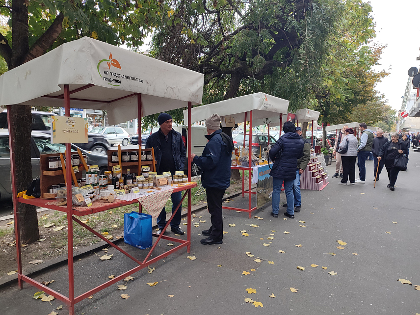 ГРАДИШКА, 16. ОКТОБРА /СРНА/ - У Градишци је данас отворен тродневни Сајам меда "Здравомед", на коме је своје производе представило око 20 излагача са подручја овог града и других локалних заједница.
