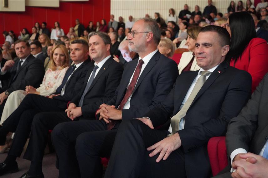 КУМАНОВО, 16. ОКТОБРА /СРНА/ - У Куманову је одржан свечани 12. годишњи концерт Културно-умјетничког друштва "Српски вез", који је током протекле деценије постао симбол очувања српске културе и традиције у Куманову и широм Сјеверне Македоније.