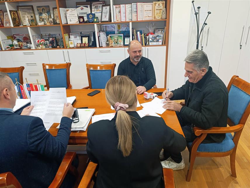 ВИШЕГРАД, 16. ОКТОБРА /СРНА/ – Начелник општине Вишеград Младен Ђуревић потписао је уговоре о финансирању осам пројеката невладиних организација регистрованих у овој општини, за чију је реализацију издвојено 35.000 КМ из општинског буџета.	