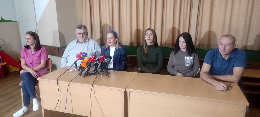 БИЈЕЉИНА, 17. ОКТОБРА /СРНА/ - Радници вртића "Чика Јова Змај" из Бијељине јутрос су одржали једночасовни штрајк упозорења због константног кашњења исплате плата и накнада из Градске управе, захтијевајући да плата коначно постане редовна, а у супротном ће наставити са синдикалним активностима.