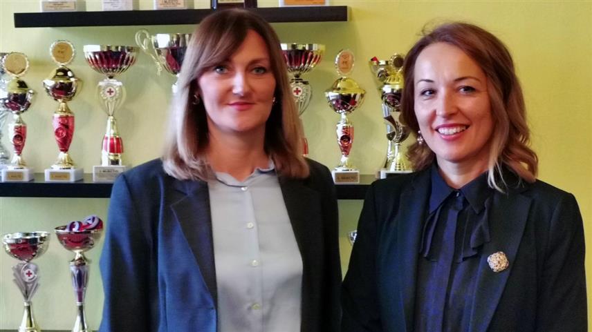 ДОБОЈ, 17. ОКТОБРА /СРНА/ - Директор Гимназије "Јован Дучић" у Добоју Тијана Васиљевић Стокић и координатор професор Габријела Гојковић.	