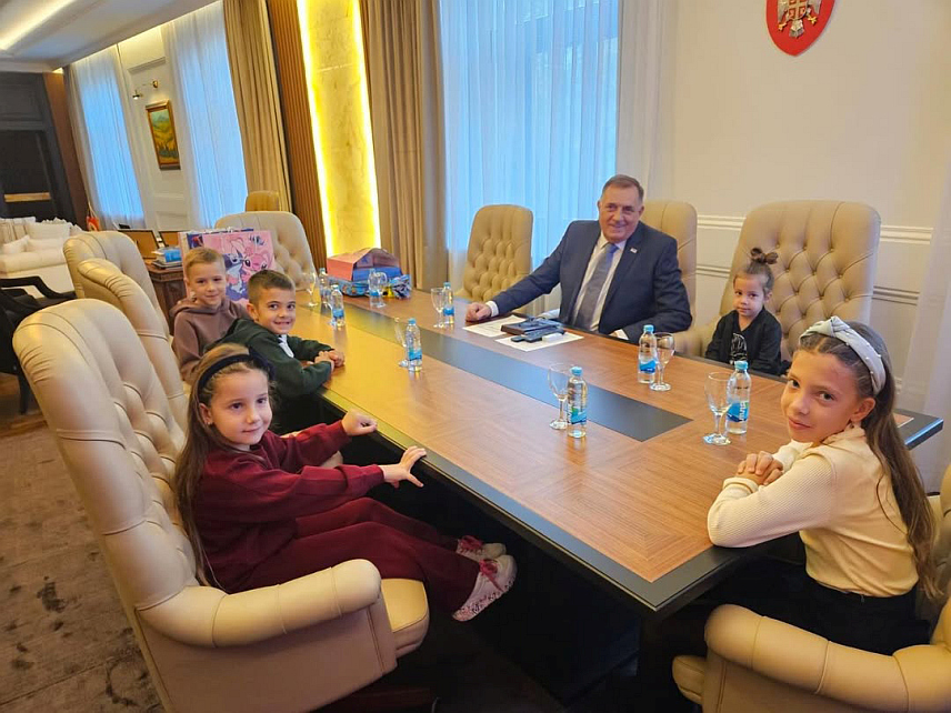 БАЊАЛУКА, 18. ОКТОБРА /СРНА/ - Предсједник Републике Српске Милорад Додик објавио је фотографију са својим унучићима, истичући да је данас у свом кабинету имао част да прими најдражу делегацију.