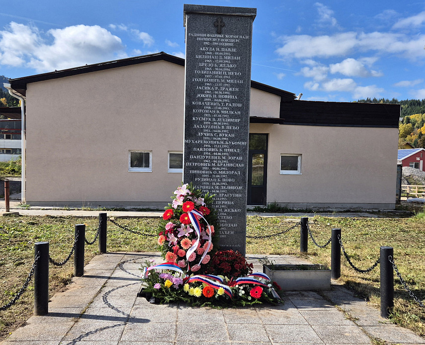 ПАЛЕ, 19. ОКТОБРА /СРНА/ - На Палама је данас служен помен за 25 некадашњих радника предузећа "Фамос" и три бивша радника Фабрике мотора специјалне намјене Коран који су као борци Војске Републике Српске погинули у Одбрамбено-отаџбинском рату.