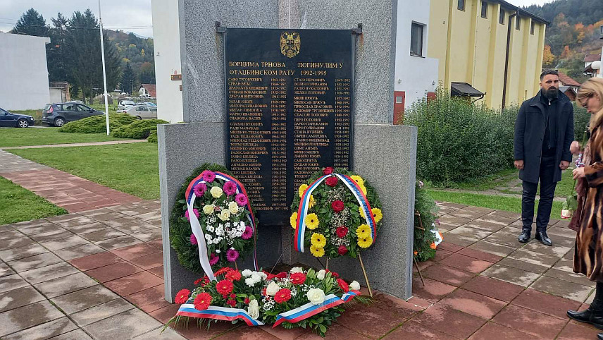 ТРНОВО, 19. ОКТОБРА /СРНА/ - У Трнову је данас обиљежена 31 година од погибије 23 припадника Прве гардијске моторизоване бригаде Главног штаба Војске Републике Српске /ВРС/ у двије непријатељске офанзиве 1. и 29. октобра 1994. године.