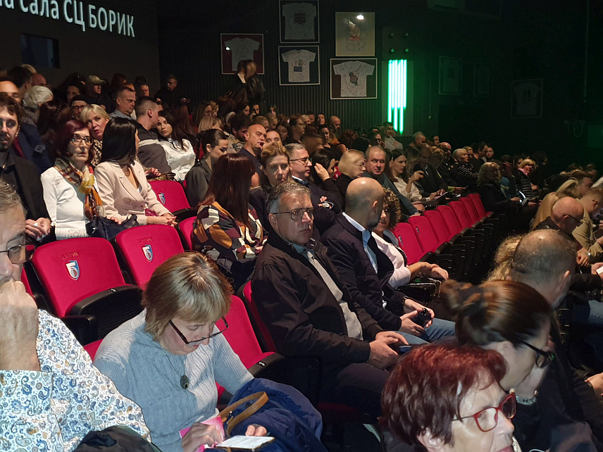 БАЊАЛУКА, 19. ОКТОБРА /СРНА/ - Премијером представе "Иза тих очију", по тексту и у режији Небојше Цилета Илића, вечерас је у Градском позоришту "Јазавац" у Бањалуци отворен 17. Међународни фестивал глумца "Заплет".