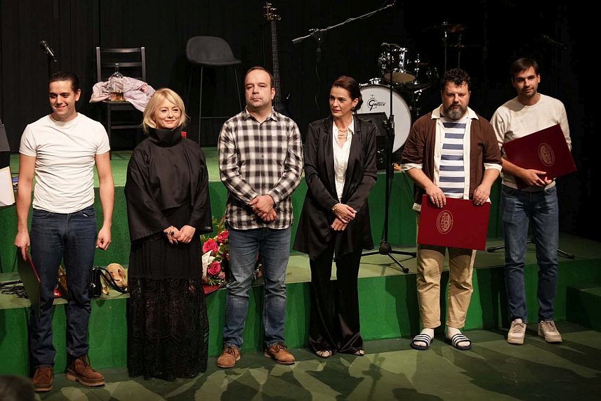 БАЊАЛУКА, 19. ОКТОБРА /СРНА/ – Награде за најбољег глумца и најбољу глумицу протекле сезоне Народног позоришта Републике Српске додијељене су Борису Шавији и Милки Брђанин, док је најбољом представом проглашен комад "Ни риба ни месо", редитеља Николе Бундала.