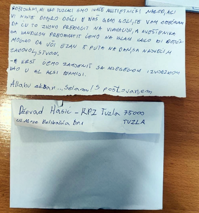 ТУЗЛА, 1. ОКТОБРА /СРНА/ - Из затвора у Тузли Џевад Хасић упутио је пријетеће писмо Србима и Српској православној цркви /СПЦ/, истичући да нису добродошли у тај град, те поручио да ће православни свештеник бити прeобраћен на ислам, а крст замијењен мјесецом и звиједом.