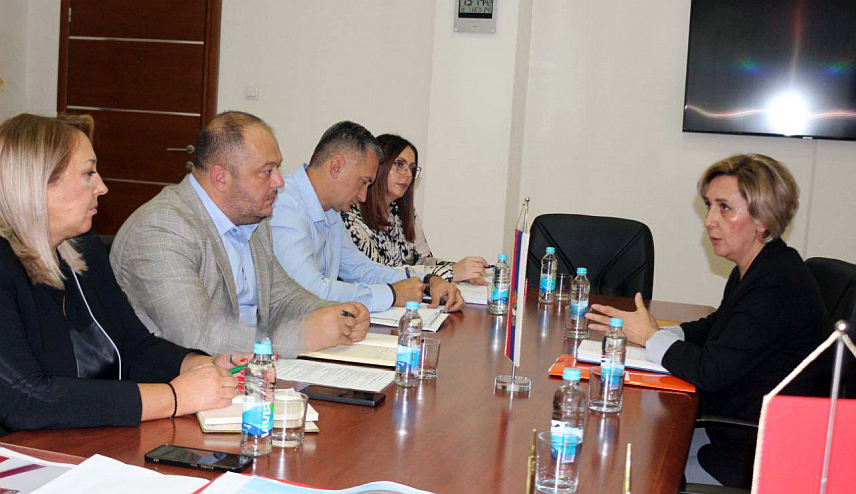РОГАТИЦА, 1. ОКТОБРА /СРНА/ - Помоћник министра привреде и предузетништва Републике Српске Слободанка Дубравац и руководство општине Рогатица разговарали су данас о пословној инфраструктури, могућностима за нова улагања и унапређењу привредног амбијента на овом подручју.