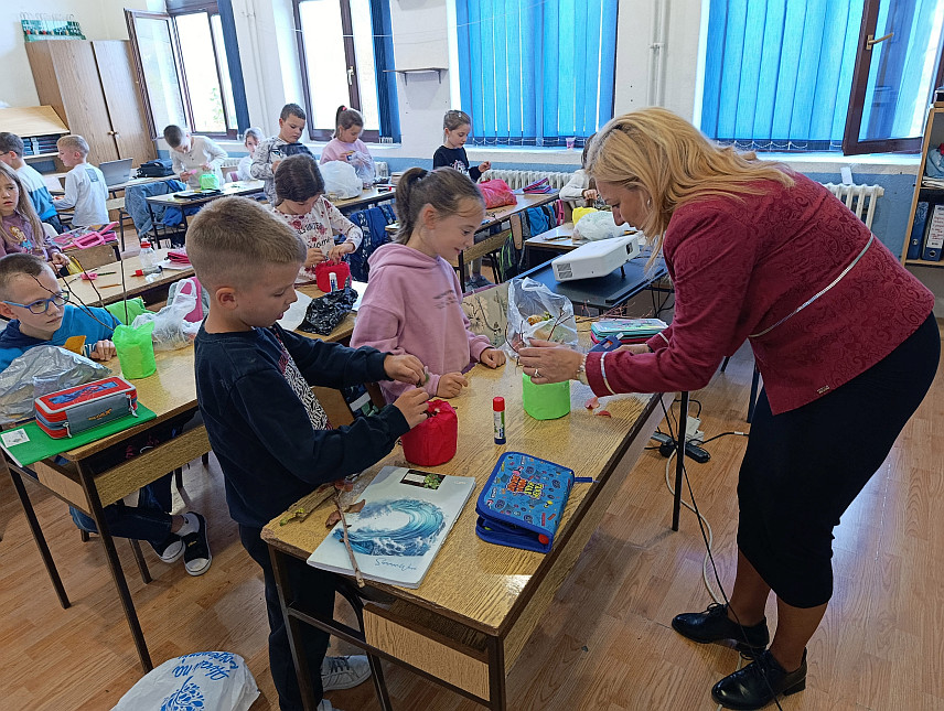 МРКОЊИЋ ГРАД, 20. ОКТОБРА /СРНА/ - Ученици другог разреда Основне школе "Иван Горан Ковачић" из Мркоњић Града данас су на креативан и инспиративан начин обиљежили свјетски Дан јабука.