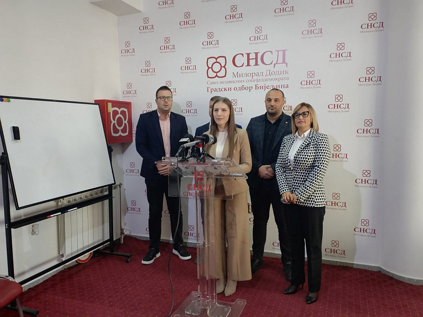 БИЈЕЉИНА, 22. ОКТОБРА /СРНА/ - Предсједник Скупштине града Бијељина Жељана Арсеновић на конференцији за новинаре у Бијељини.