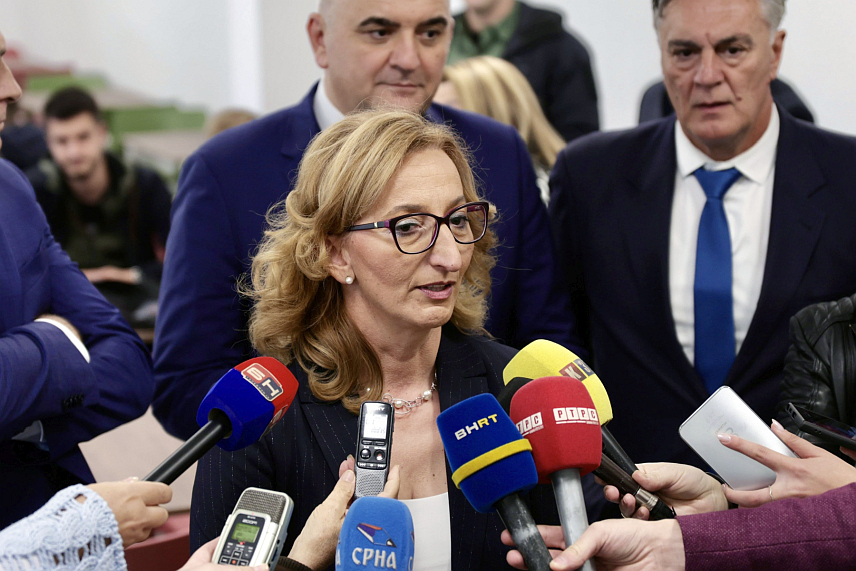 ИСТОЧНО САРАЈЕВО, 22. ОКТОБРА /СРНА/ - Отварањем новог објекта Студентског дома у Источном Новом Сарајеву капацитета 224 кревета, у чију изградњу је уложено 9,3 милиона КМ, знатно је унапријеђен студентски стандард у овој локалној заједници, изјавила је директор Студентског центра Александра Бјелица.	

