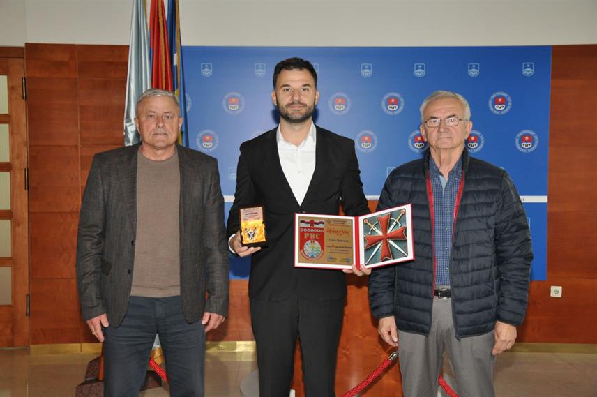 ПРИЈЕДОР, 22. ОКТОБРА /СРНА/ - Градоначелник Пријeдoрa Слободан Јавор разоварао је данас са представницима приједорског Удружења резервних војних старјешина.
