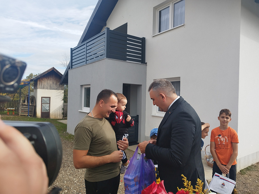 ДЕРВЕНТА, 23. ОКТОБРА /СРНА/ - Премијер Републике Српске Саво Минић посјетио је данас у селу Појезна код Дервенте породицу Продић у којој је петоро дјеце.