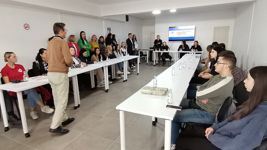 ДОБОЈ, 23. ОКТОБРА /СРНА/ - У Добоју су данас потписани уговори за реализацију пет пројеката неформалних група младих укупне вриједности 13.200 КМ, финансијски подржани у оквиру пројекта Омладинске банке.