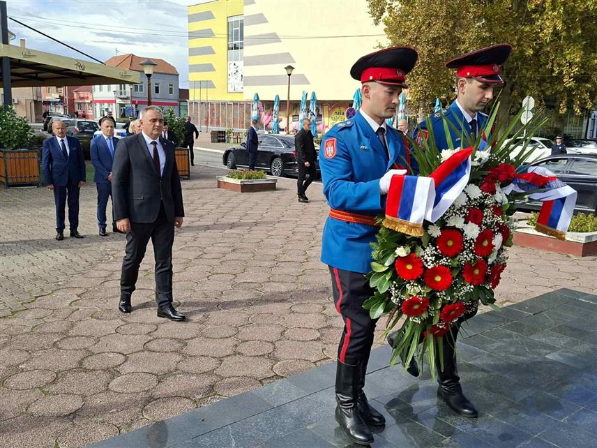 БРОД, 23. ОКТОБРА /СРНА/ - Предсједник Владе Републике Српске Саво Минић положио је вијенац код Централног споменика за 244 борца погинула у Одбрамбено-отаџбинском рату, на Тргу патријарха Павла у Броду.