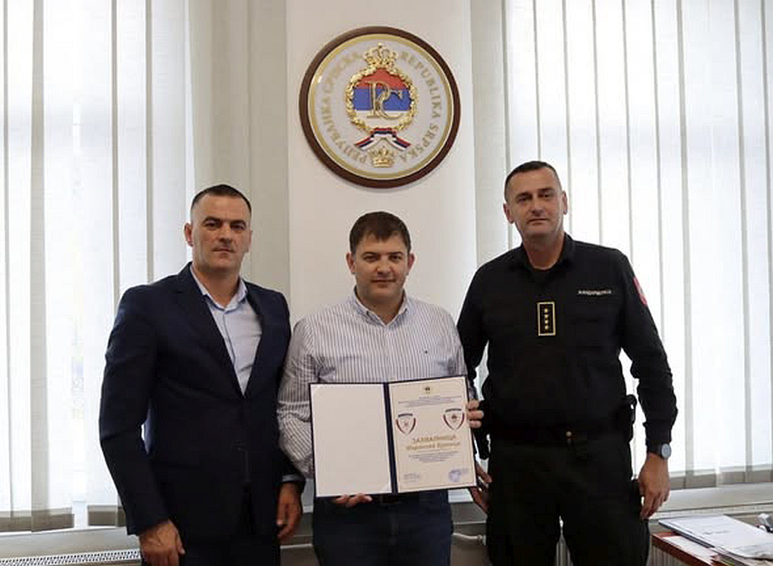 ТРНОВО, 23. ОКТОБРА /СРНА/ - Представници Полицијске управе Источно Сарајево уручили су захвалницу начелнику општине Трново Мирославу Бјелици,начелник ове управе Бранимир Шеховац и командир Јединице жандармерије Драгослав Драговић.