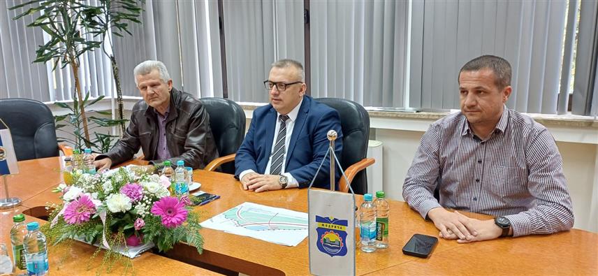 МОДРИЧА, 23. ОКТОБРА /СРНА/ - Састанак министра саобраћаја и веза Републике Српске Зорана Стевановића са начелником општине Модрича Јовицом Радуловићем.