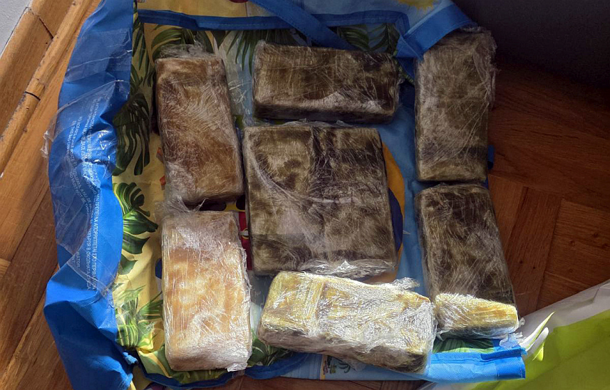 БЕОГРАД, 23. ОКТОБРА /СРНА/ - Полиција у Београду заплијенила је око 5,5 килограма хероина и ухапсила једну особу због кривичног дјела неовлаштена производња и стављање у промет дроге.