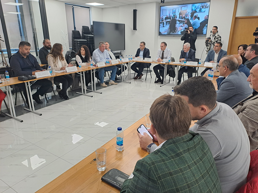 БАЊАЛУКА, 23. ОКТОБРА /СРНА/ - Привредна комора Републике Српске против је најављеног поскупљења мрежарине од 46 одсто, што би довело до поскупљења електричне енергије и за посљедицу имало оптерећење привреде, изјавио је данас предсједник Привредне коморе Горан Рачић на округлом столу "Нови модели пословања `Електропривреде Републике Српске`.
