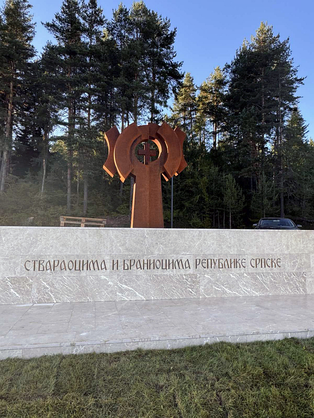 ПАЛЕ, 23. ОКТОБРА /СРНА/ - Спомен-обиљежје ствараоцима и браниоцима Републике Српске .