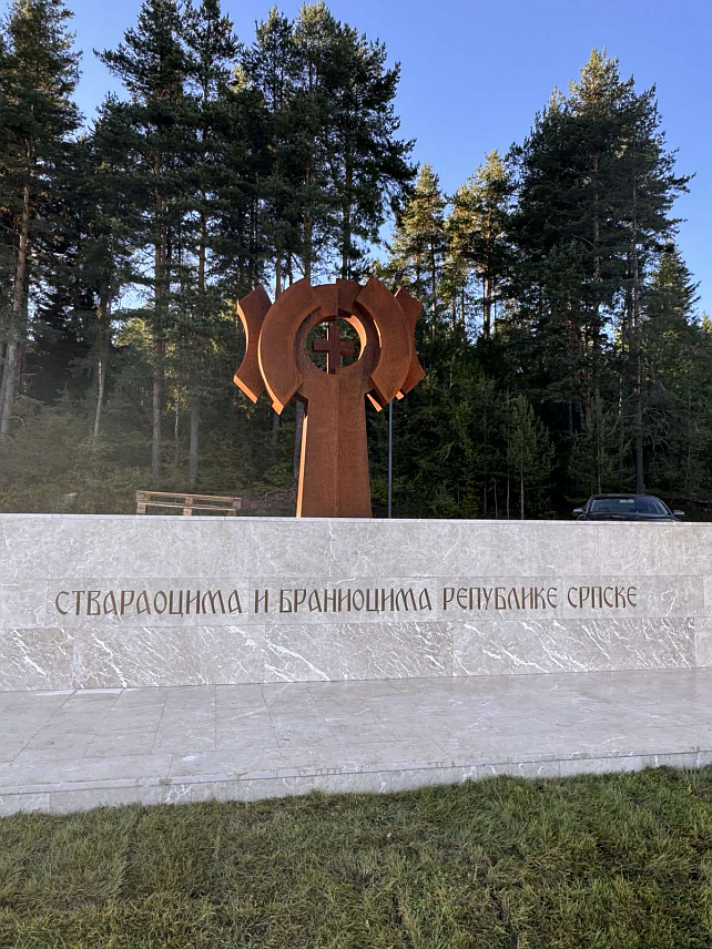 ПАЛЕ, 24. ОКТОБРА /СРНА/ - На Палама ће сутра бити откривено спомен-обиљежје посвећено ствараоцима и браниоцима Републике Српске.