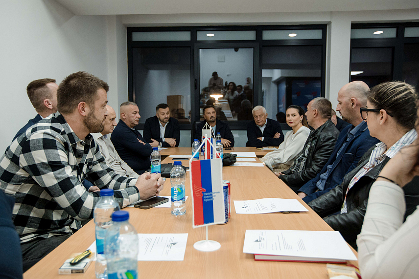 БИЈЕЉИНА, 24. ОКТОБРА /СРНА/ - На састанку, који је одржан у просторијама Републичке странка Српске /РСС/ у Зворнику, основан је и Регионални одбор за чијег је предсједника једногласно изабран Миљан Мичић.	