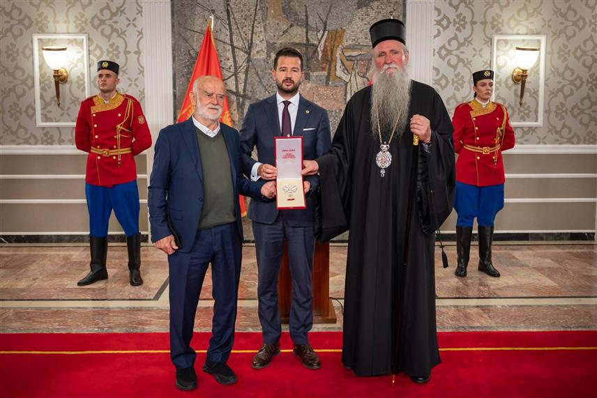 ПОДГОРИЦА, 24. ОКТОБРА /СРНА/ - Предсједник Црне Горе Јаков Милатовић додијелио је постхумно Орден црногорске велике звијезде митрополиту црногорско-приморском Амфилохију, највише признање које Црна Горе може да додијели.
