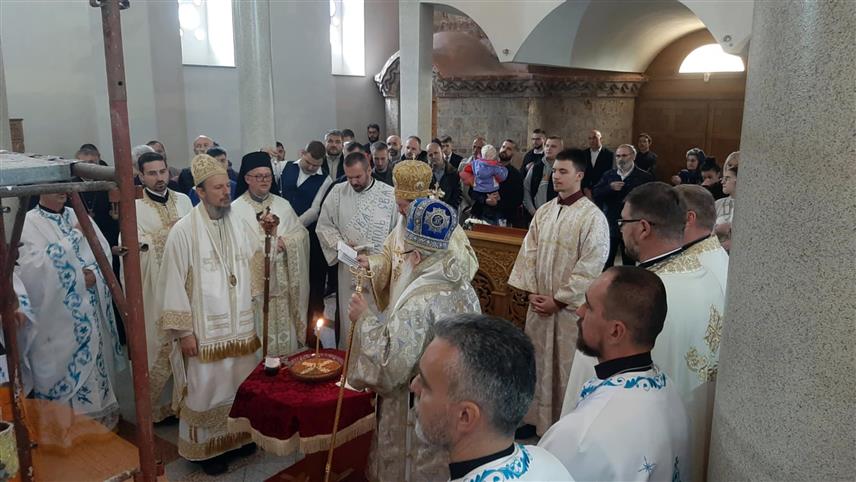 ФОЧА, 26. ОКТОБРА /СРНА/ - Његово високопреосвештенство митрополит дабробосански Хризостом са више епископа служио је архијерејску литургију и помен парастос у Цркви светих Петра Дабробосанског и Василија Острошког у кругу Богословије, поводом обиљежавања десет година од упокојења митрополита Николаја.